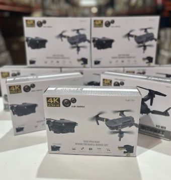 Dron doble cámara 4K en cajas en un fondo de tienda, mostrando el producto y maletín gratis.