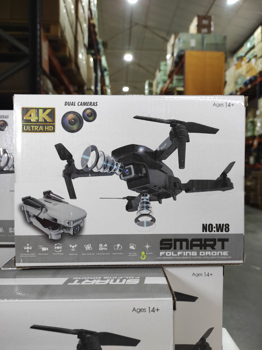 dron doble cámara 4K en su empaque, mostrando características como cámaras duales y diseño plegable.