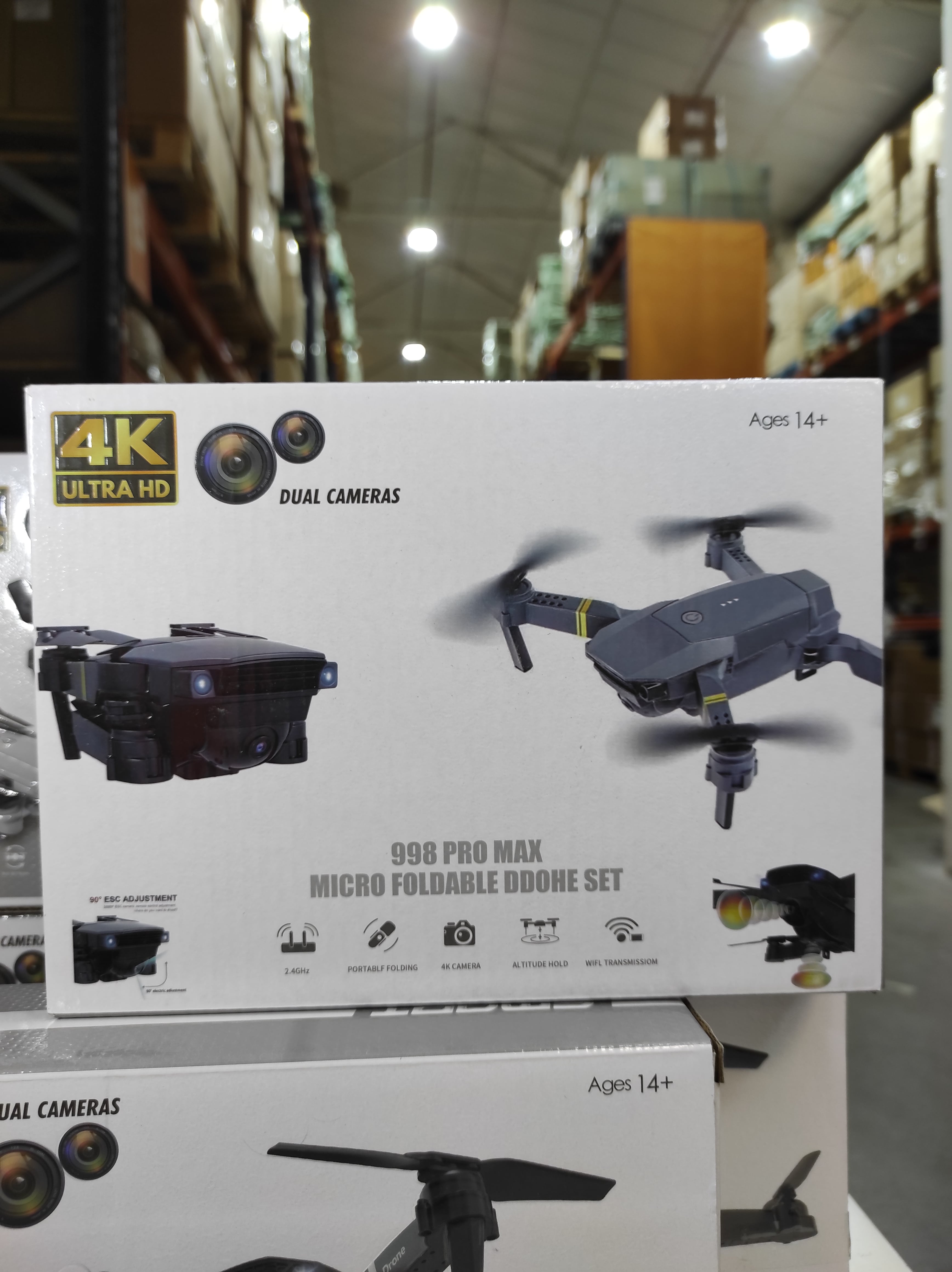 Dron doble cámara 4K en caja, incluye maletín y características de cámaras duales.