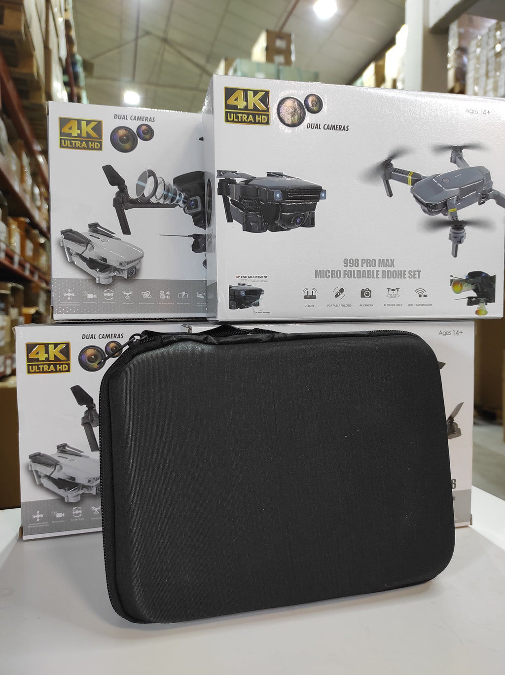 Dron doble cámara 4K en maletín con accesorios, ideal para vuelos en interiores y exteriores.