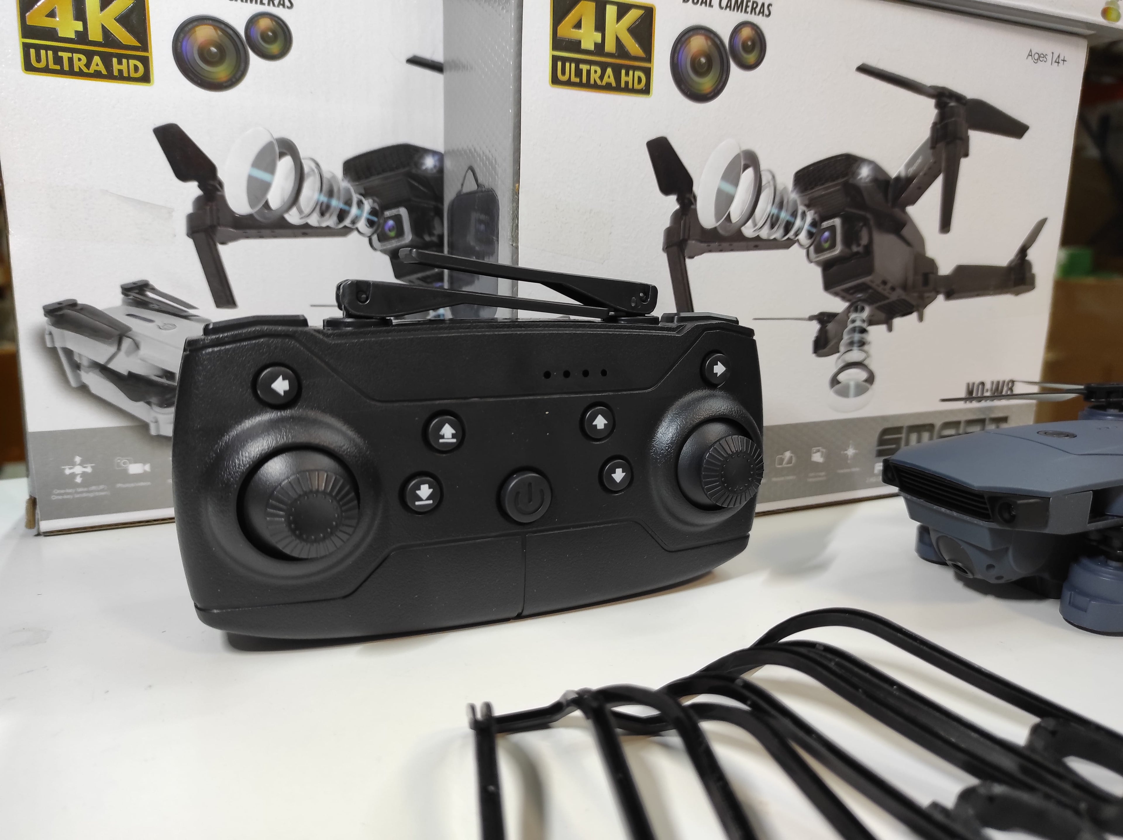 Dron doble cámara 4K con control remoto y accesorios, ideal para volar en interiores y exteriores.